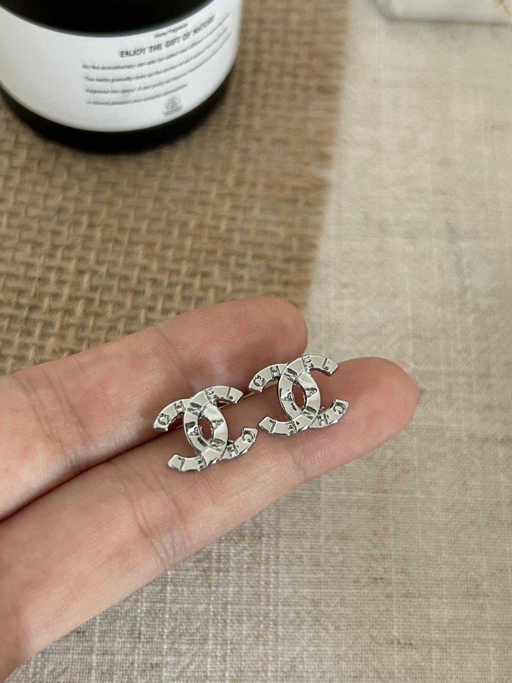 z119 Chanel earrings