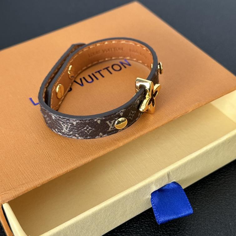 H9908 LV Leather bracelet