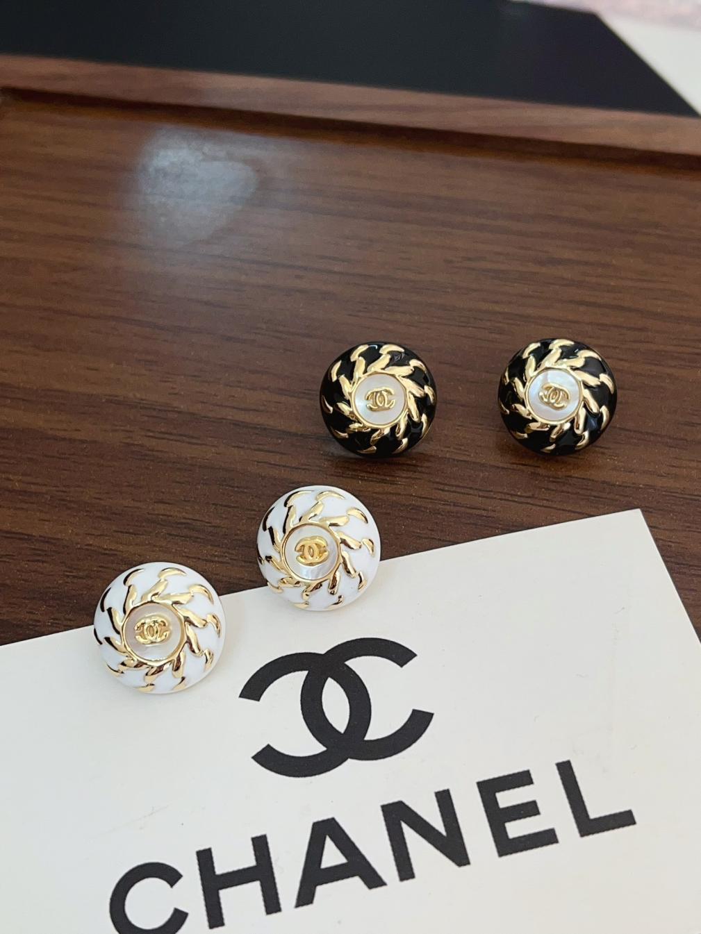 A1074 Chanel earrings