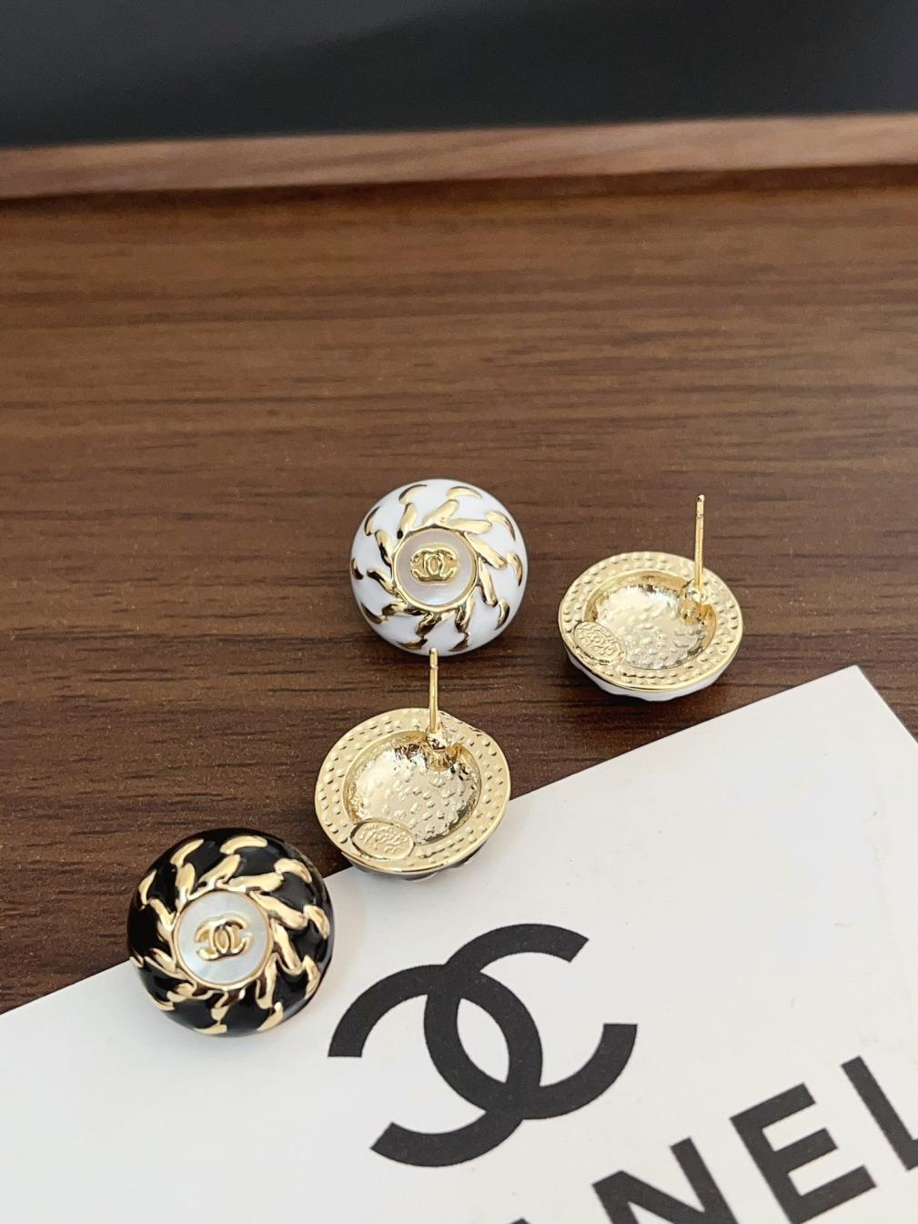 A1074 Chanel earrings