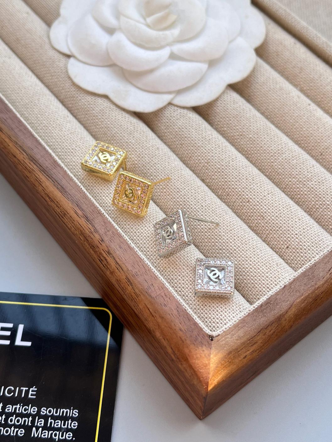A1076 Chanel square earrings