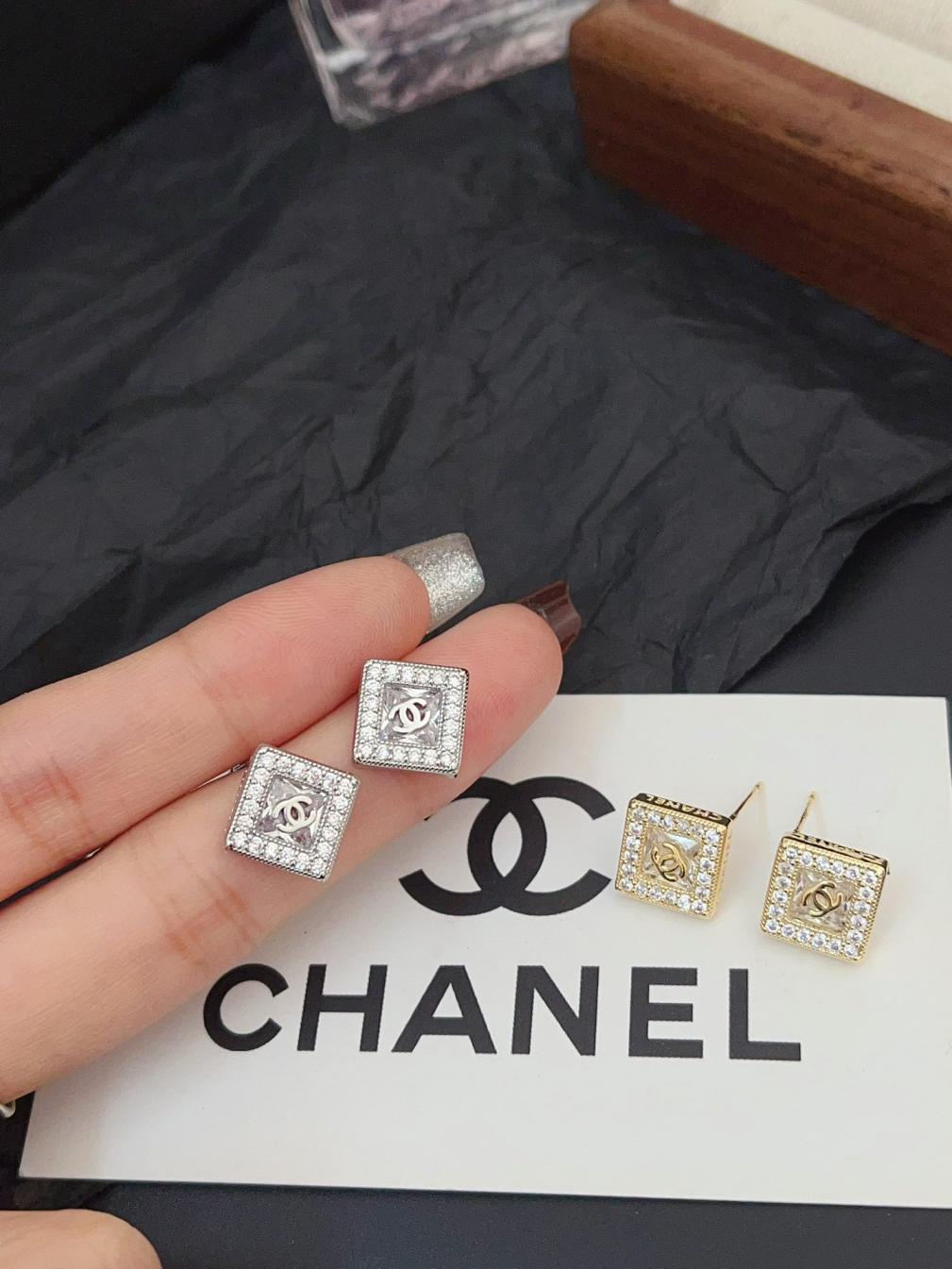 A1076 Chanel square earrings