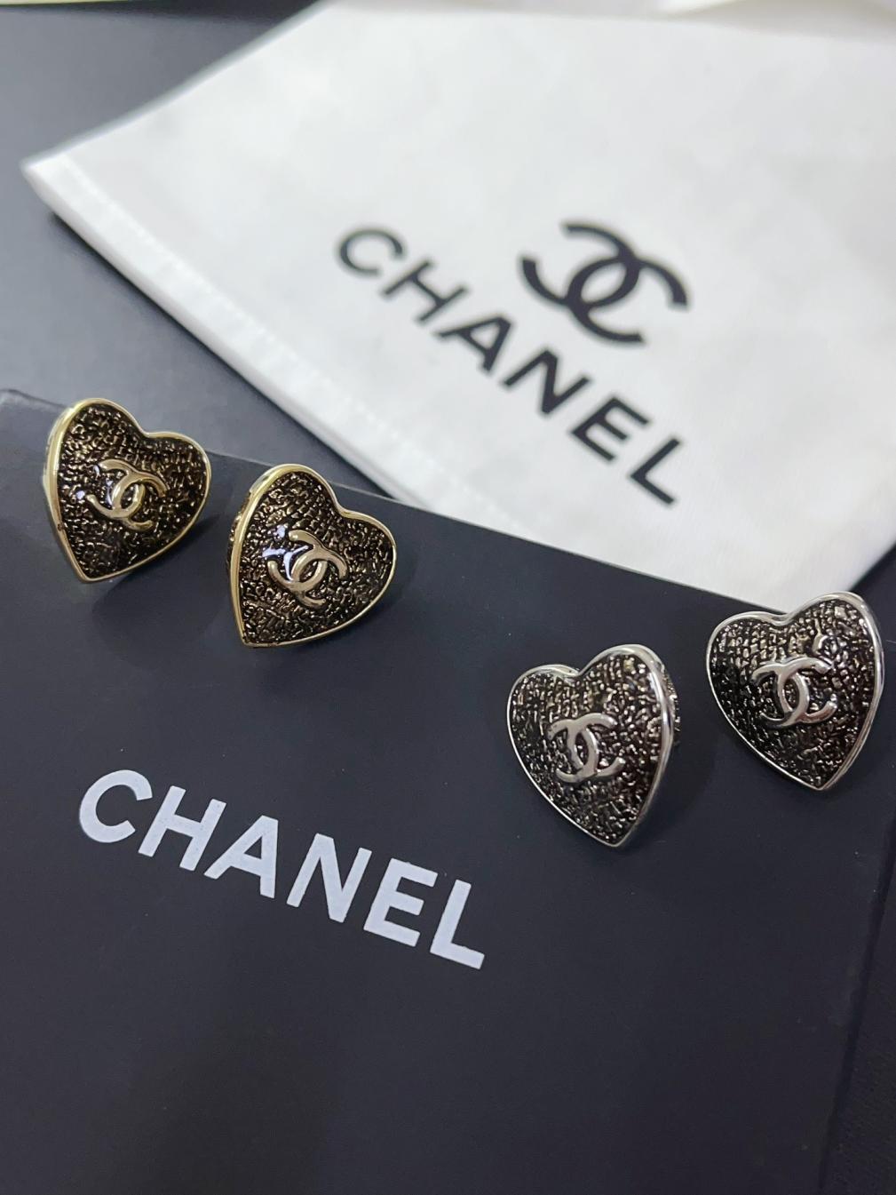 A1077 Chanel earrings