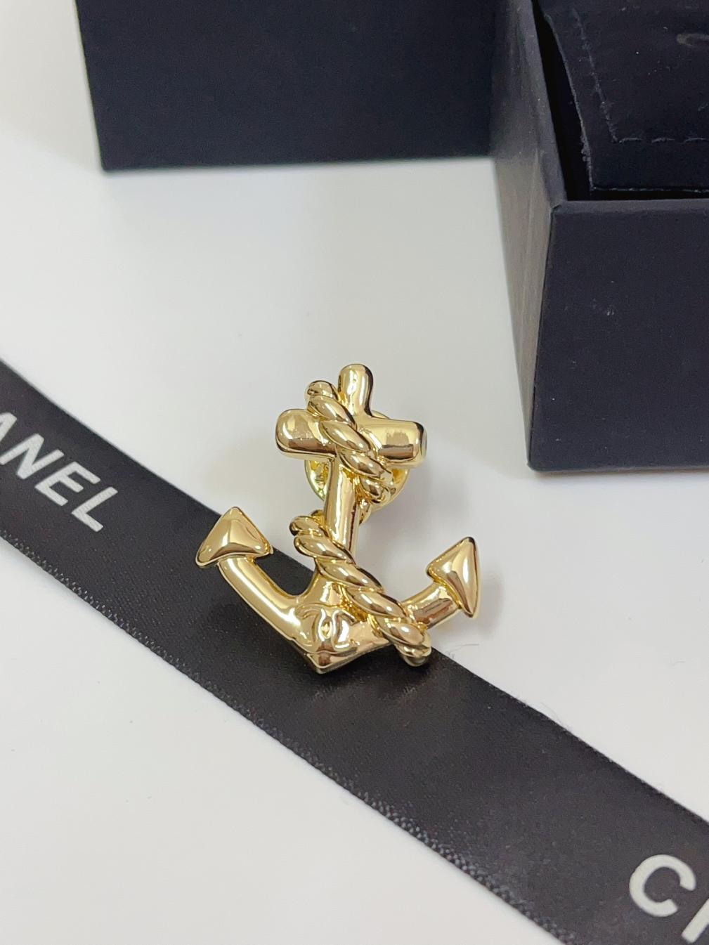 D180 Chanel anchor brooch