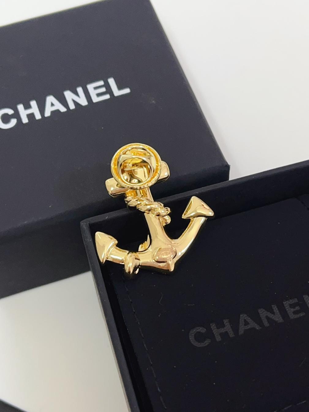 D180 Chanel anchor brooch