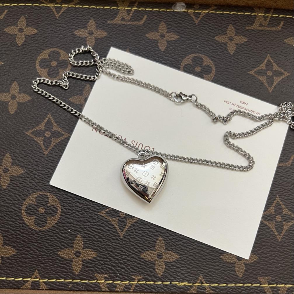 LV Heart necklace 116116