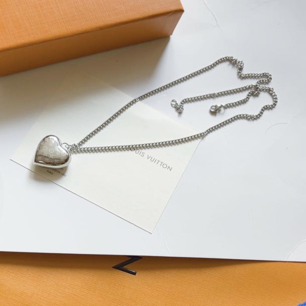 LV Heart necklace 116116