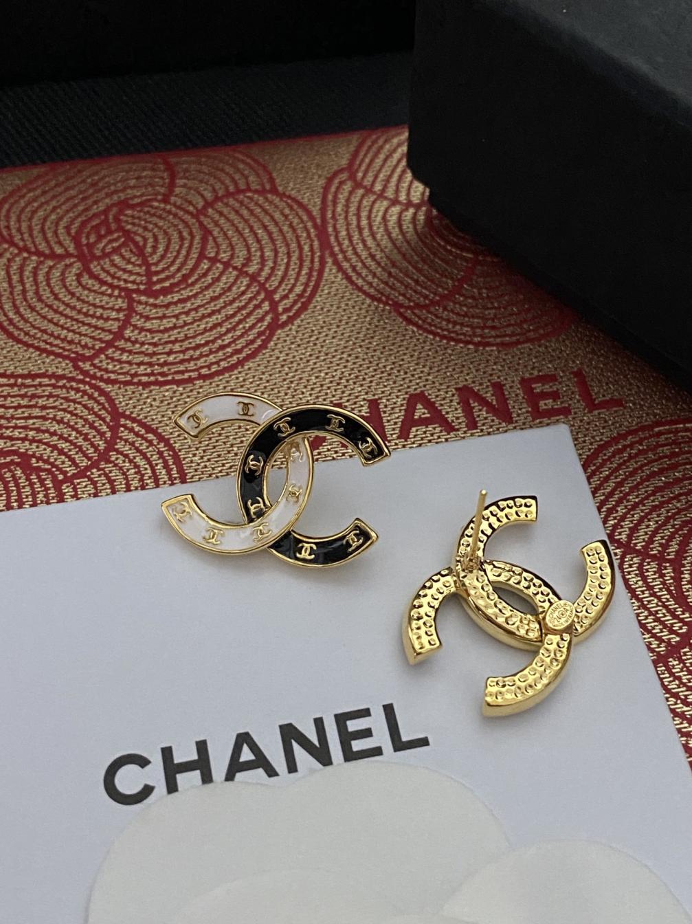 A1346 Chanel CC earrings