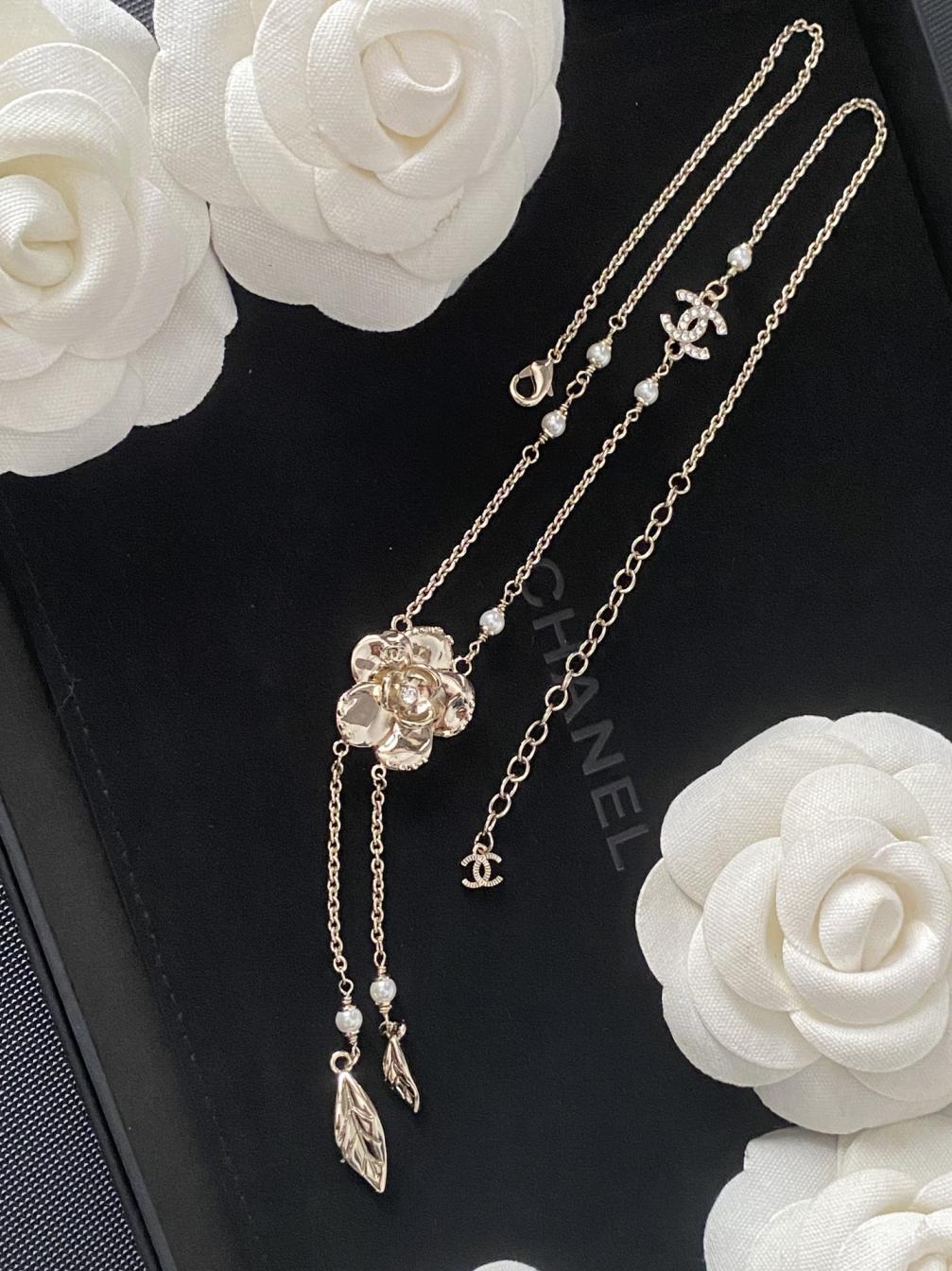 B545 Chanel camellia necklace