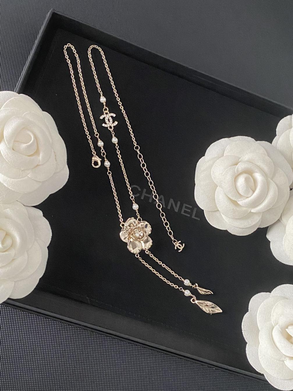 B545 Chanel camellia necklace