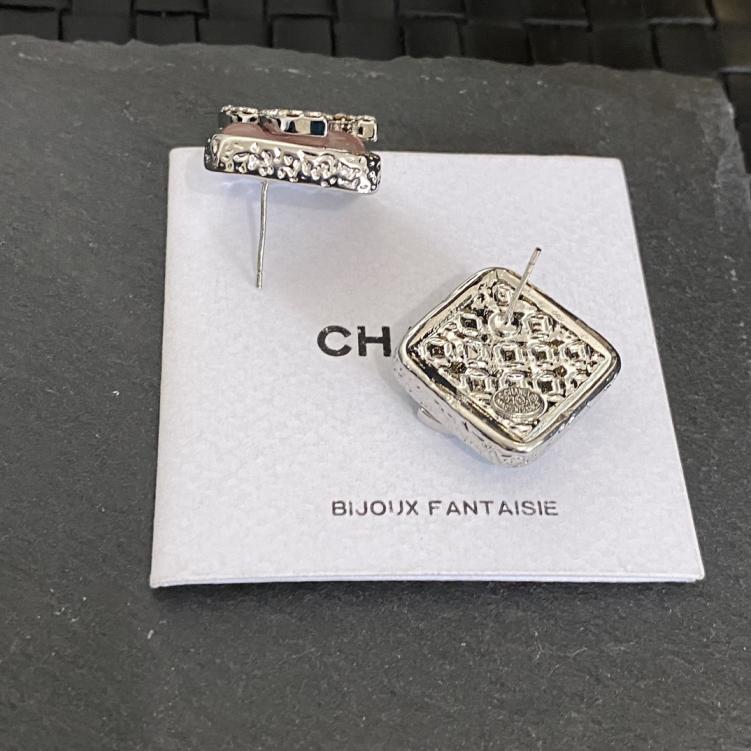E010 Chanel earrings