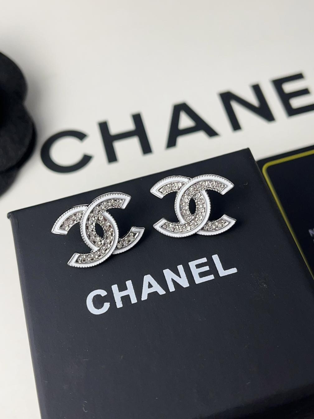 A1094 Chanel CC earrings