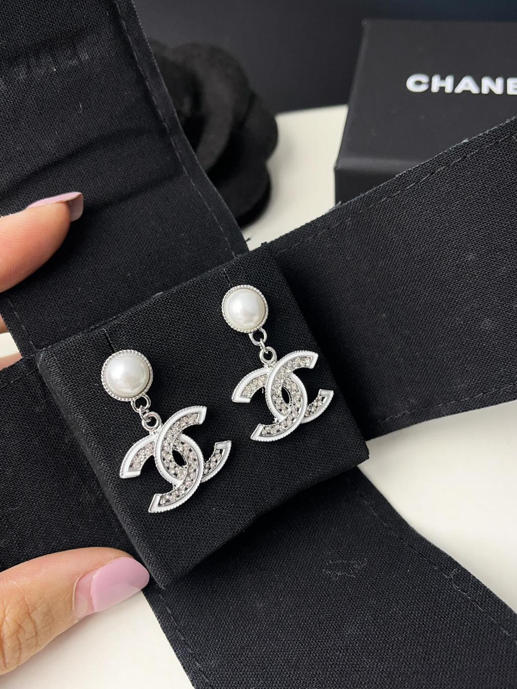 A1095 Chanel earrings