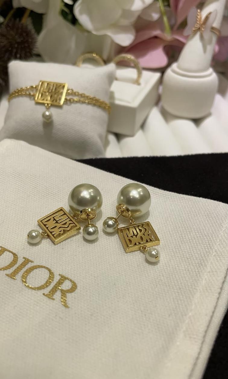 A424 DIOR earrings