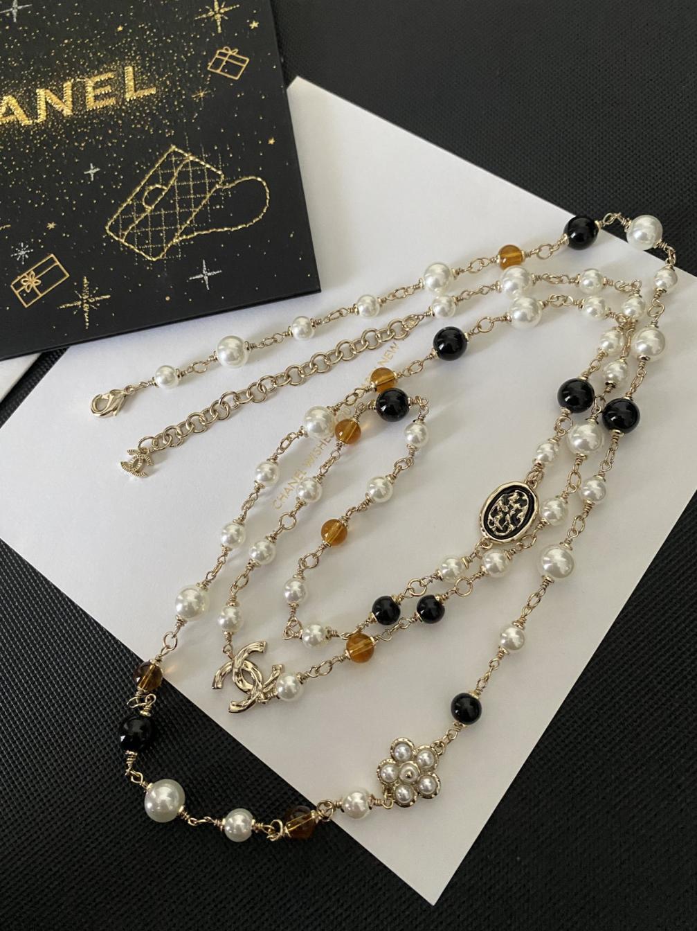 B207 Chanel long necklace