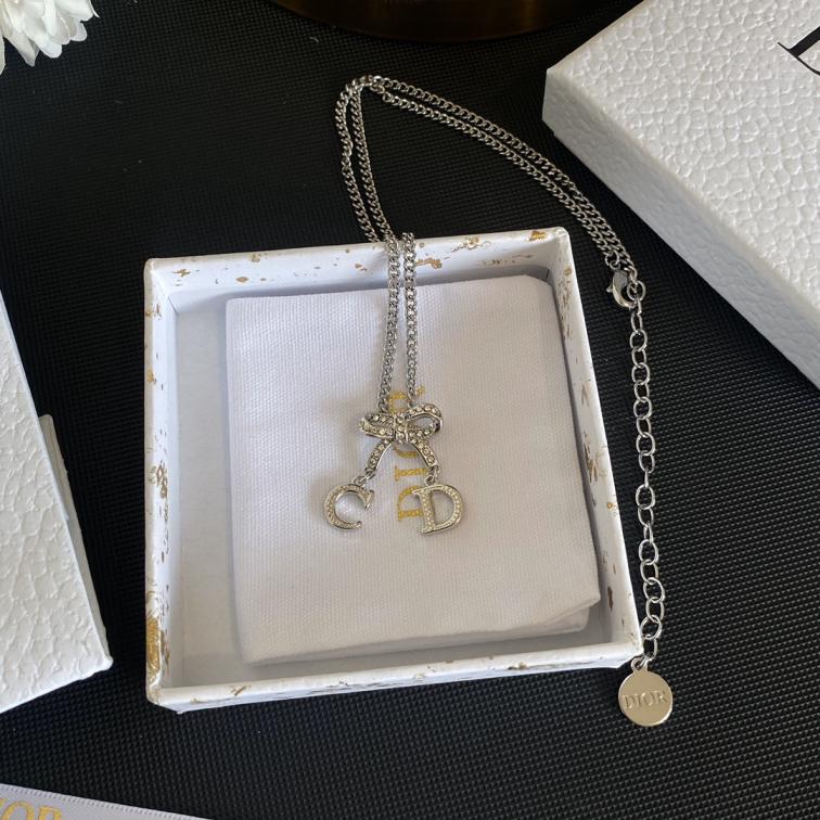 B063 Dior necklace