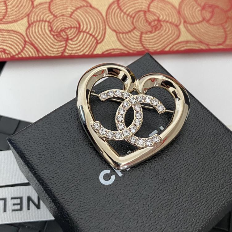 C045 Chanel brooch