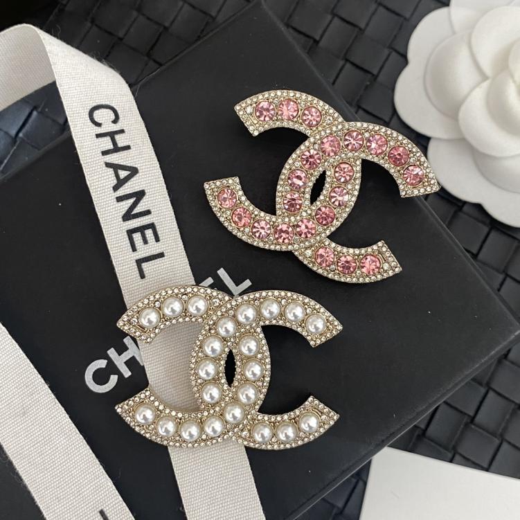 C417 Chanel CC brooch