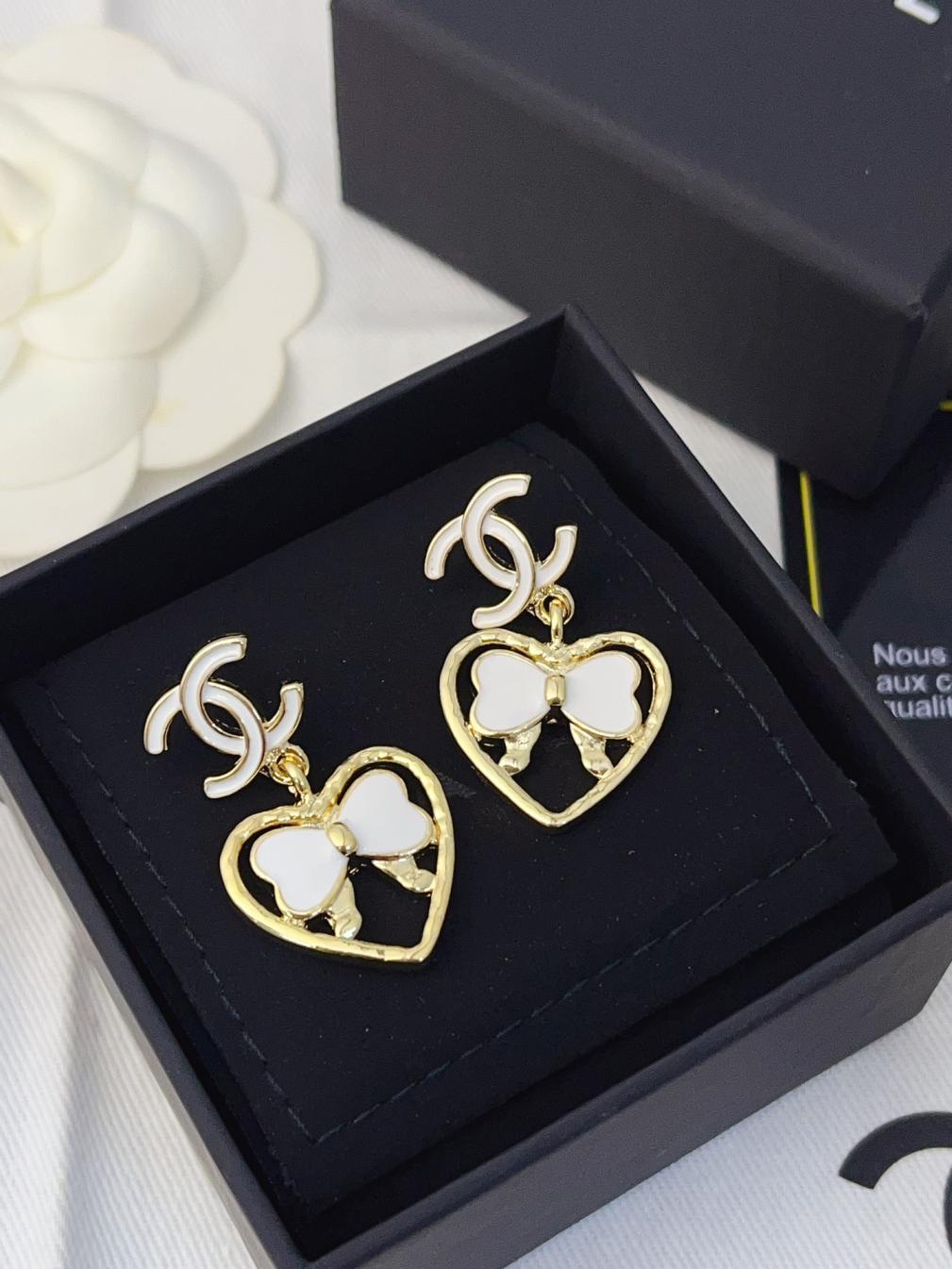 A1110 Chanel hollow earrings