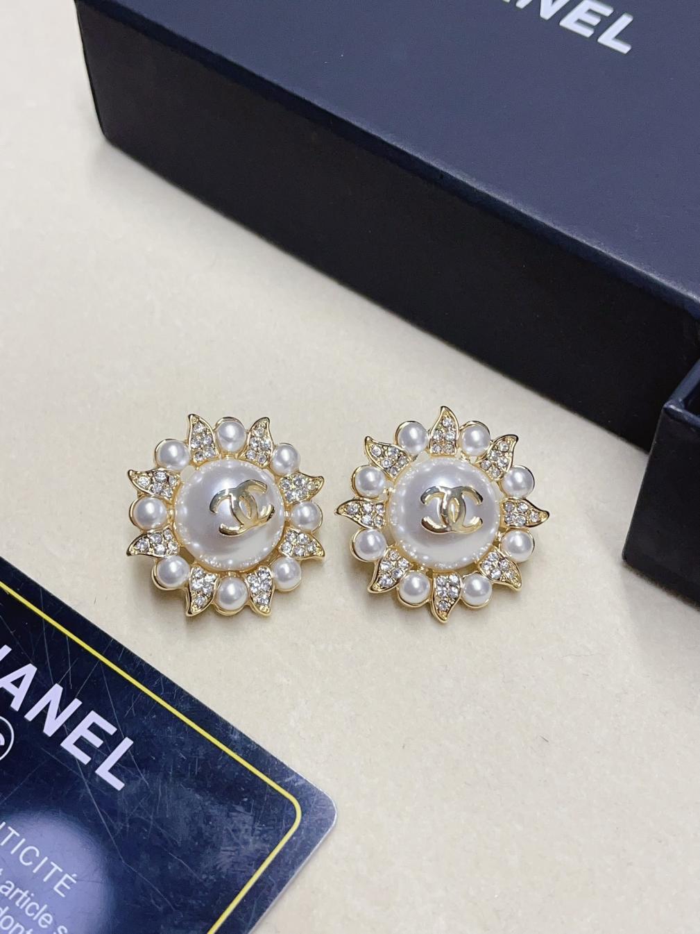 A1112 Chanel earrings