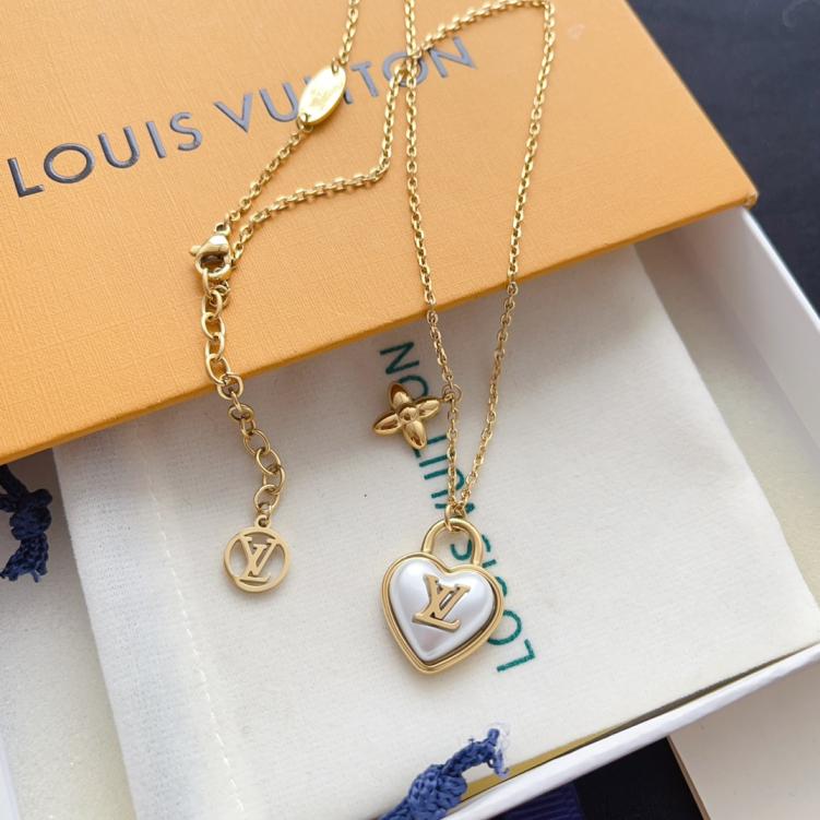 X664 LV Heart necklace