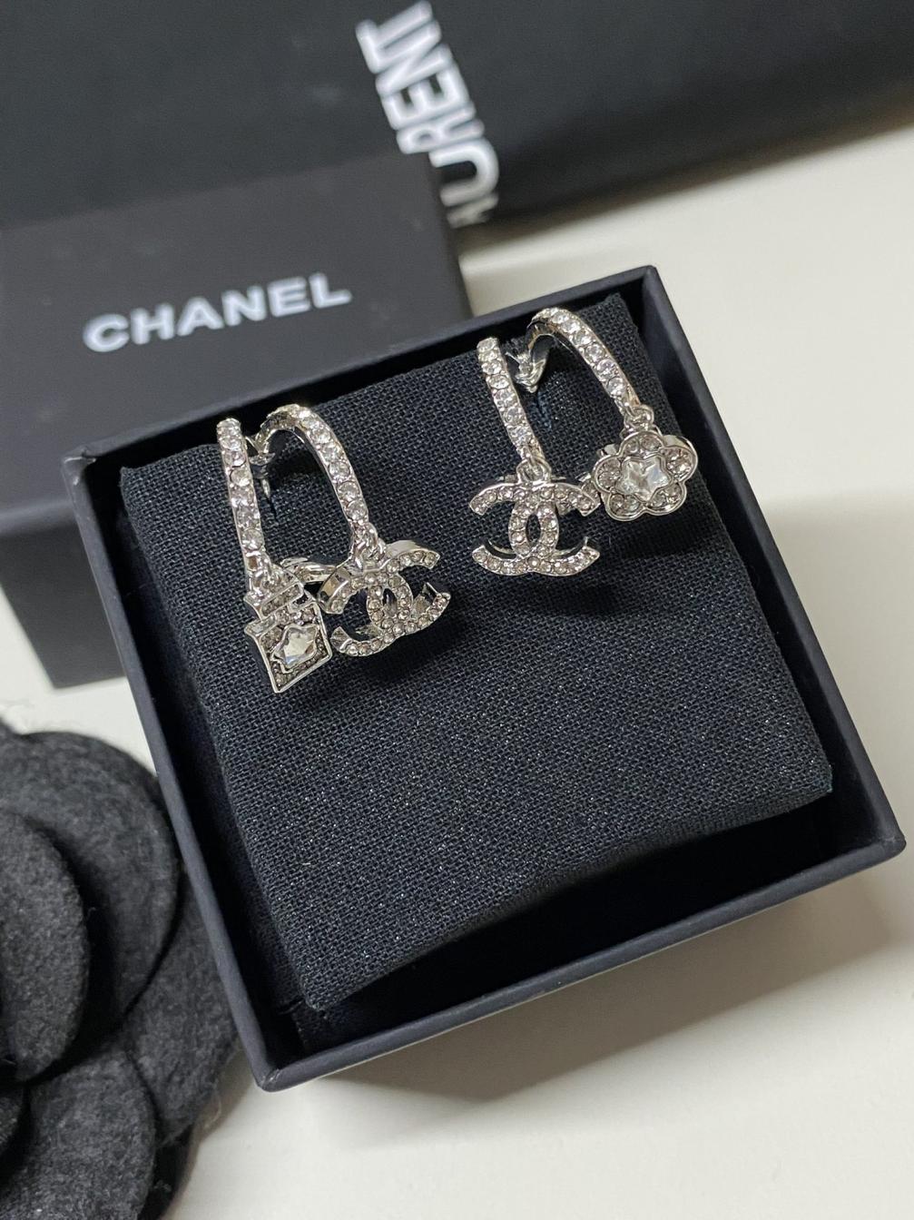 A1141 Chanel earrings
