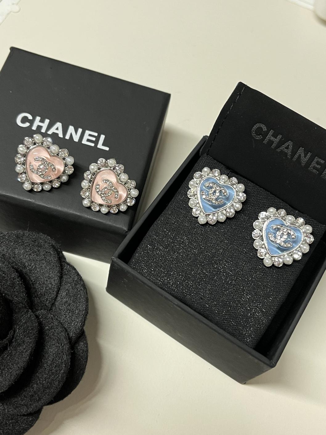 A1138 Chanel heart earrings