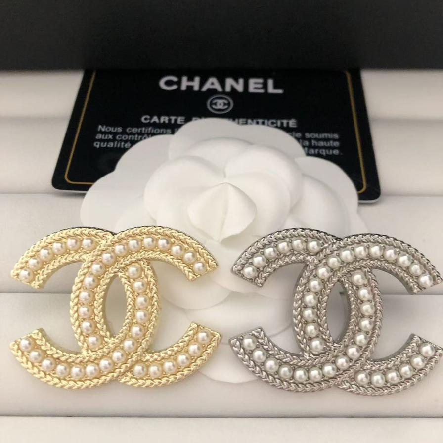 Chanel pearls CC brooch 116397
