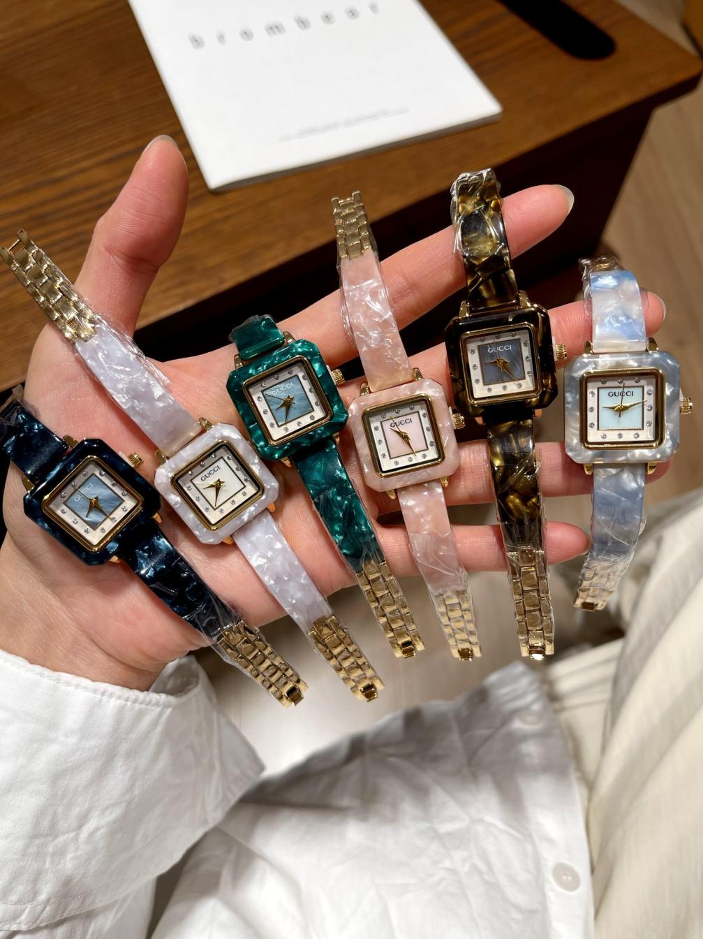 Gucci women square resin quartz watch 116399
