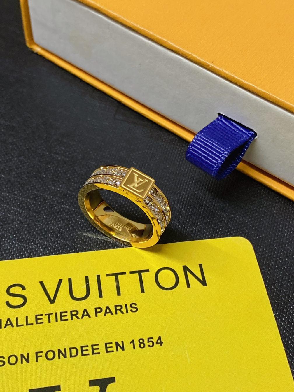 J138 LV Crystal ring