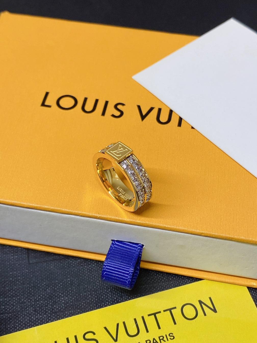 J138 LV Crystal ring