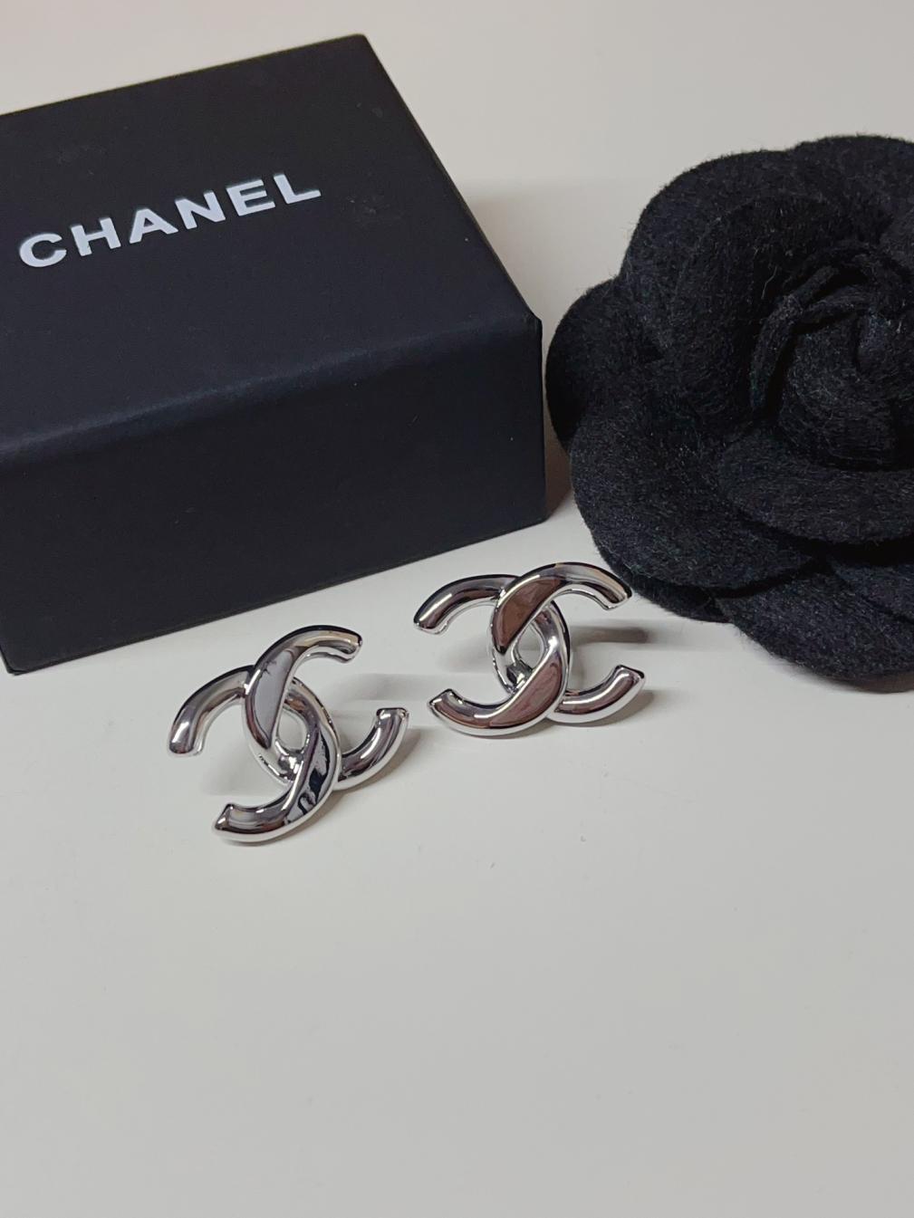 A1144 Chanel silver CC earrings