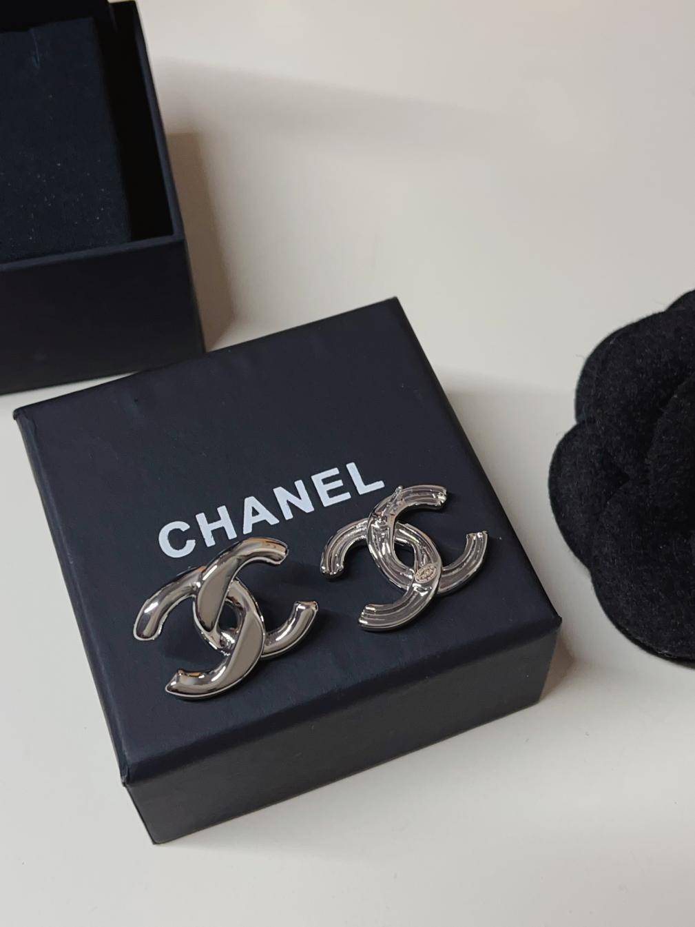 A1144 Chanel silver CC earrings