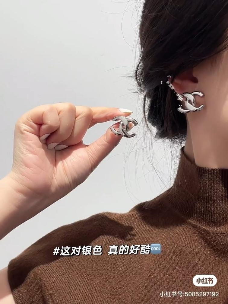 A1144 Chanel silver CC earrings