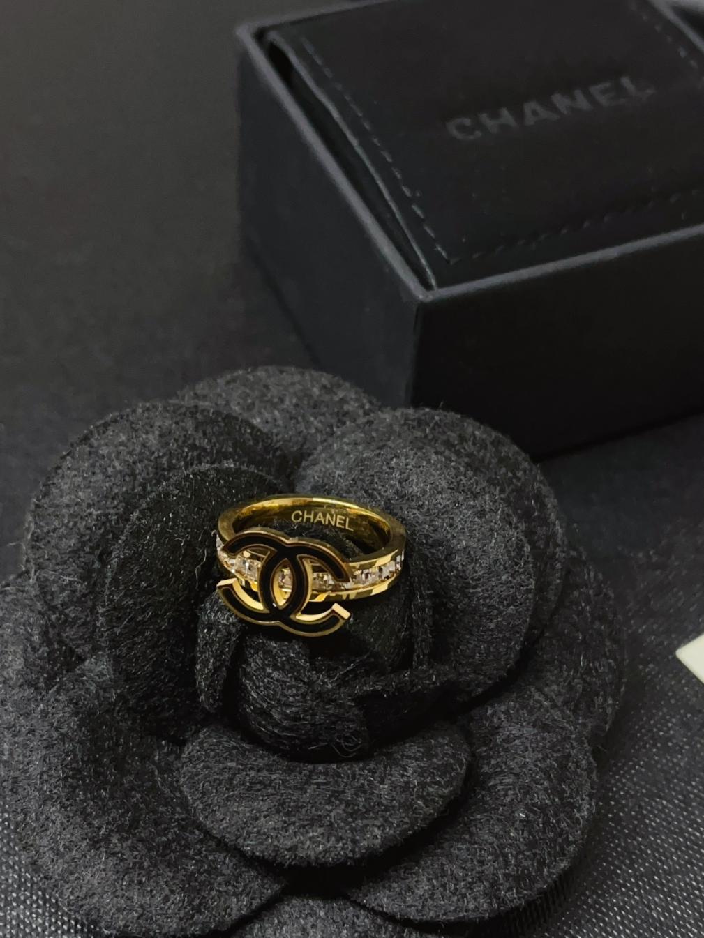 J135 Chanel Black CC Ring