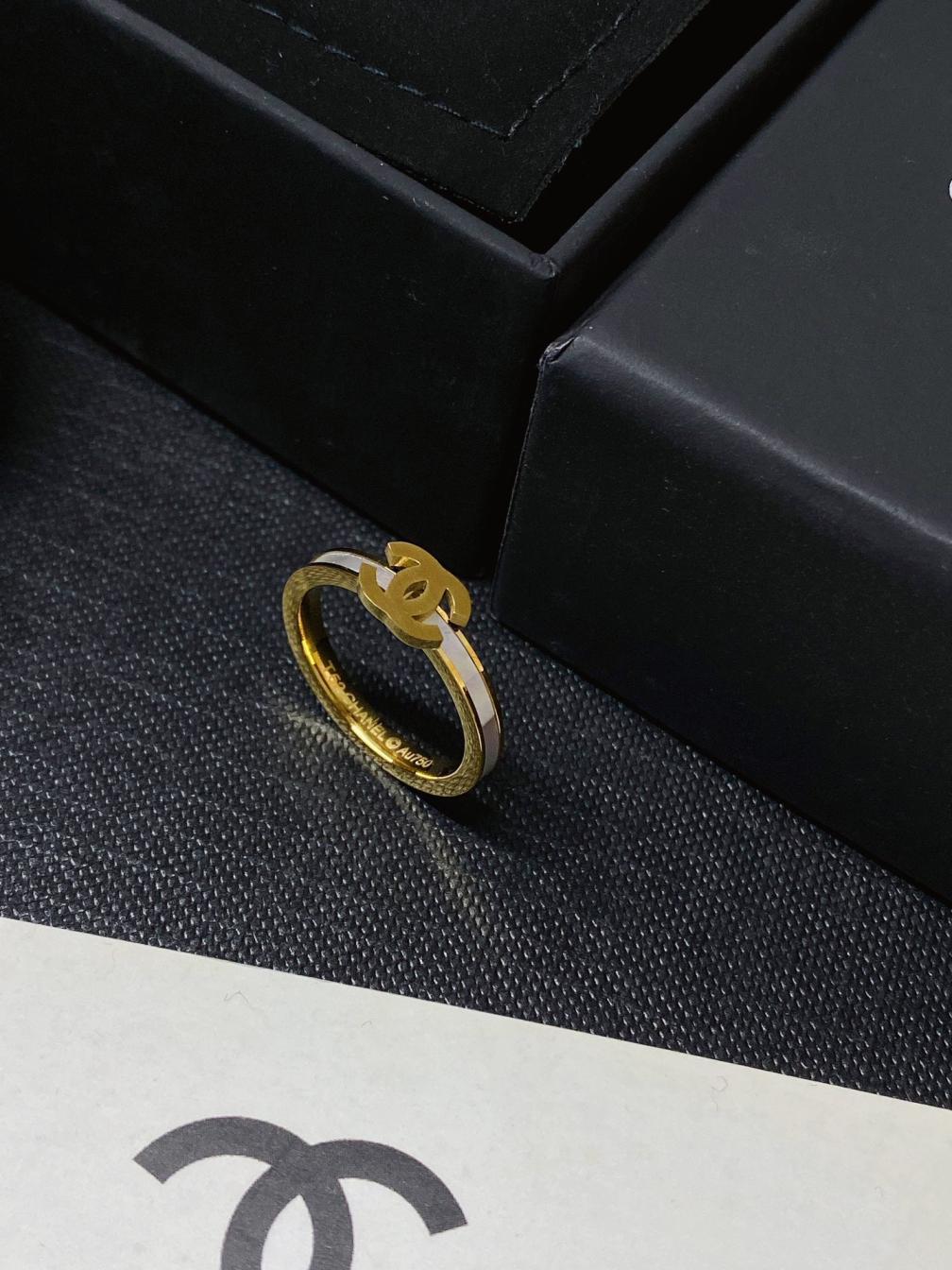J136 Chanel CC ring