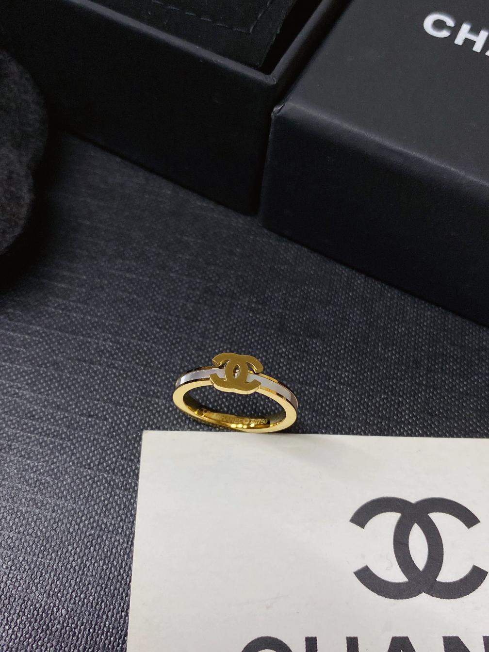 J136 Chanel CC ring