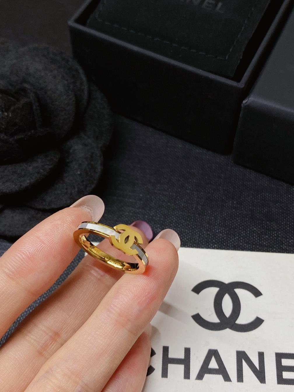 J136 Chanel CC ring