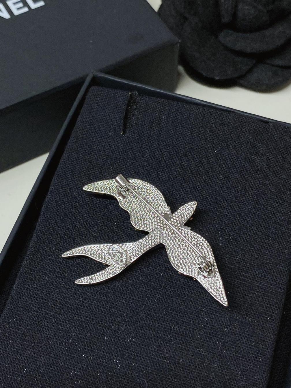 D183 Chane Crystal Bird brooch