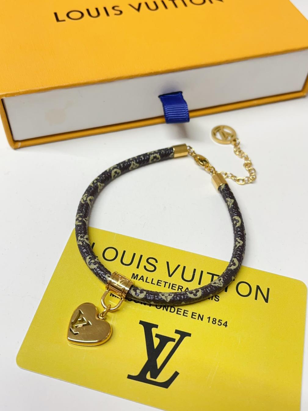 S447 LV heart Leather bracelet