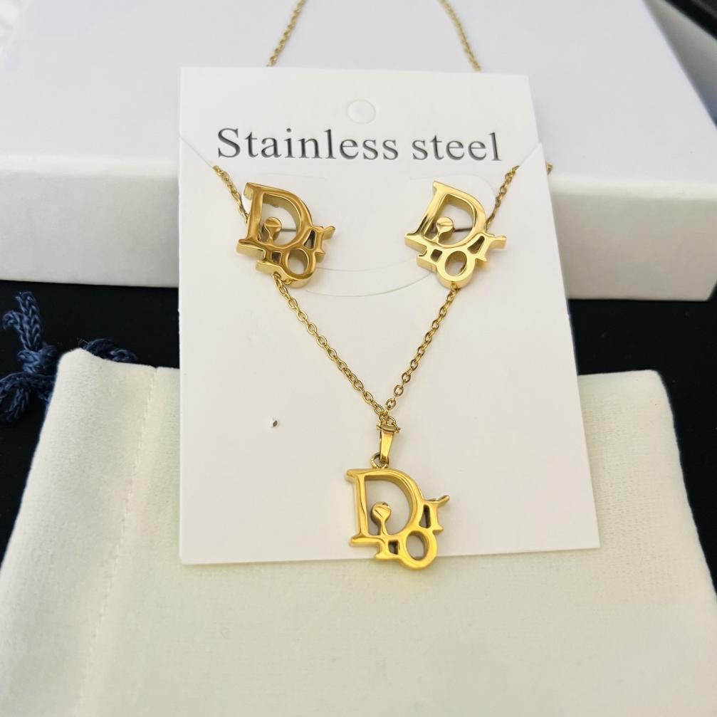 1 Set of Dior earrings and necklace