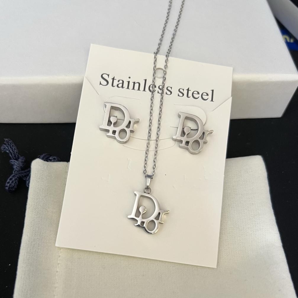 1 Set of Dior earrings and necklace
