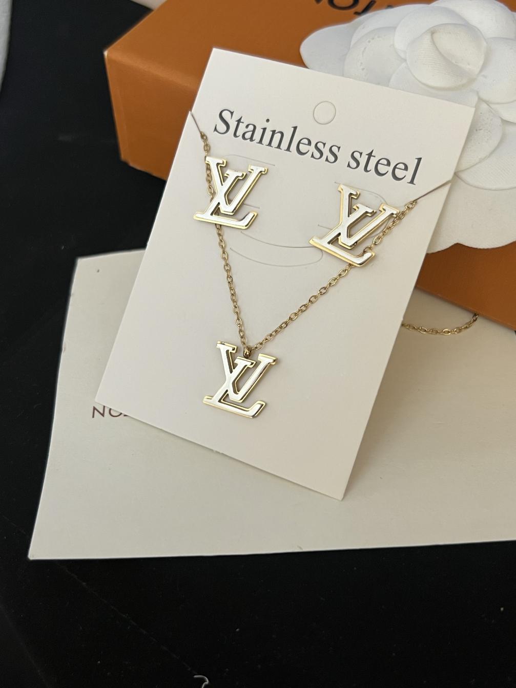 1 Set of LV Earrings and Necklace 116488