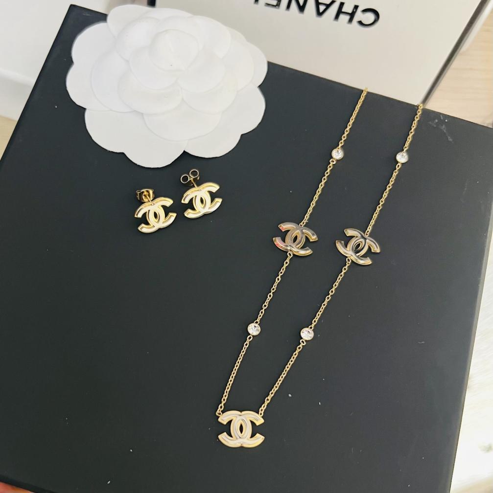 1 Set of Chanel Earrings and Necklace 116484