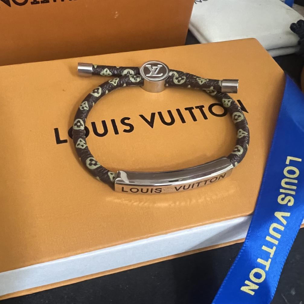 LV Leather bracelet 116523