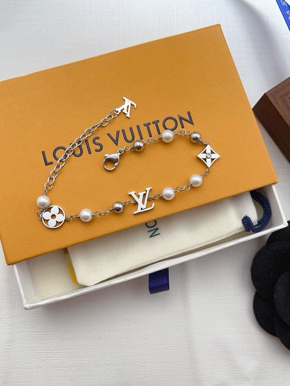 L199 LV Pearls bracelet
