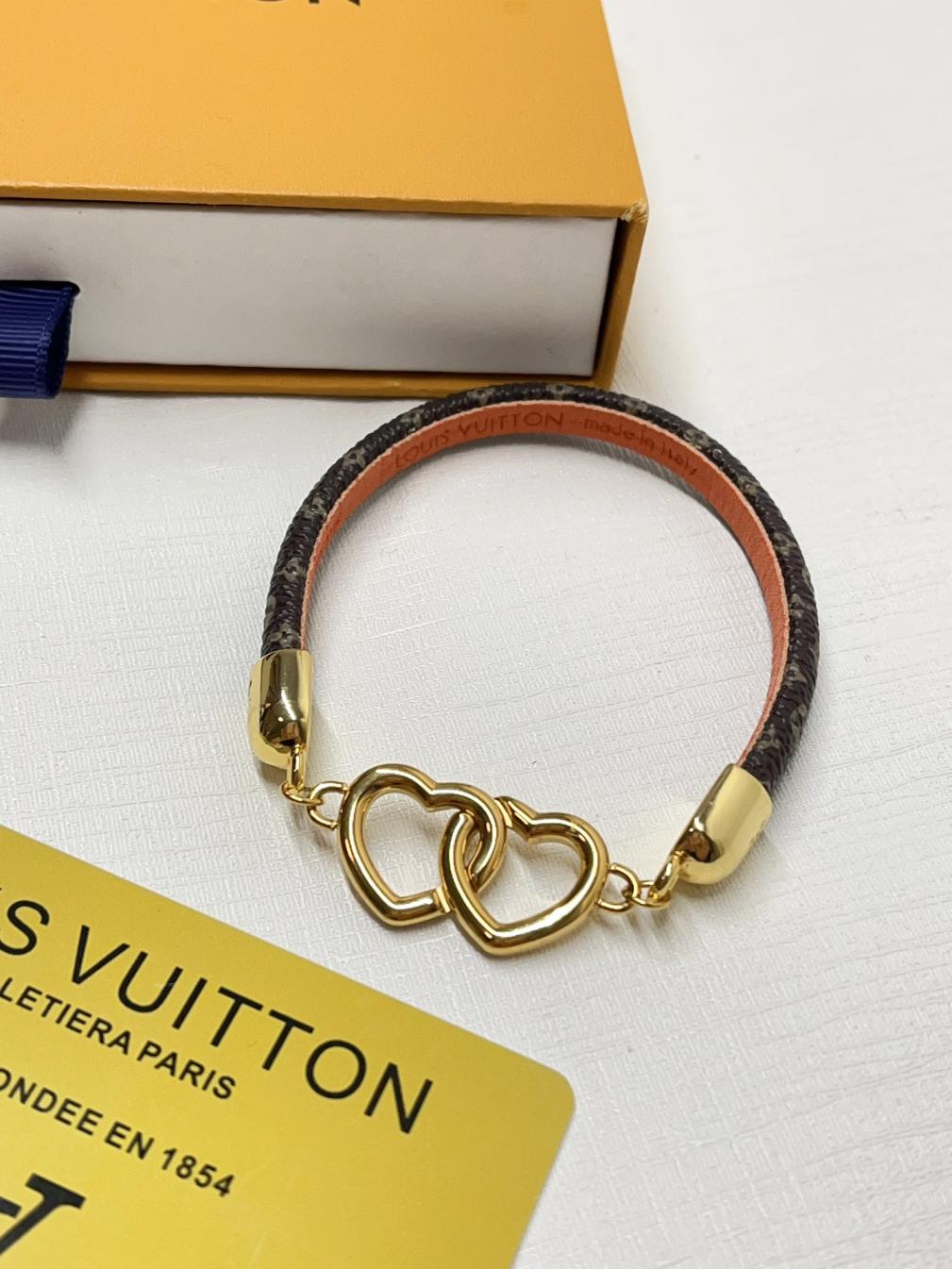 S451 LV sweet heart Leather bracelet