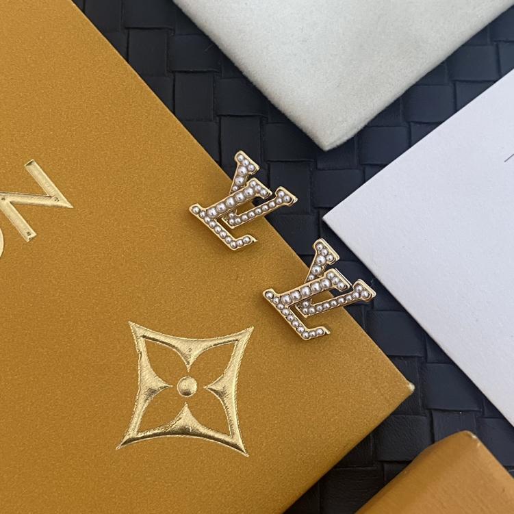 A1834 LV pearls earrings
