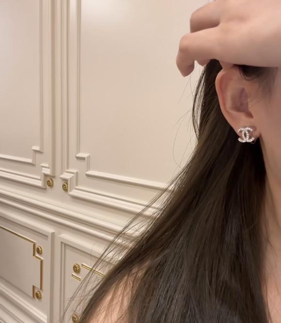 A1601 Chanel cc earrings