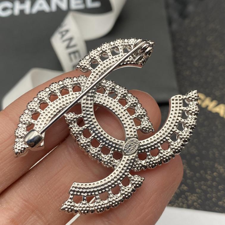 C324 Chanel cc brooch
